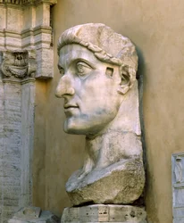 Kolossaler Kopf von Konstantin dem Großen (Marmor)